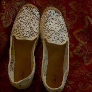 Women’s size 9 slip on shoes.. very nice and comfy